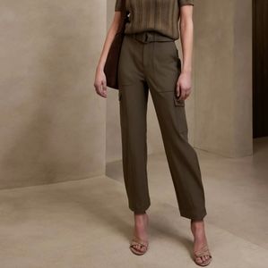 EUC SLIM REFINED STRETCH CARGO PANTS, looks brand new